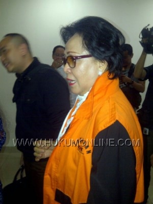 Terdakwa Ratna Dewi Umar saat dikawal petugas. Foto: NOV