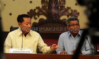 Menkumham Amir Syamsudin (kiri) saat jumpa pers tentang anggaran bantuan hukum, awal Juni lalu. Foto: Sgp