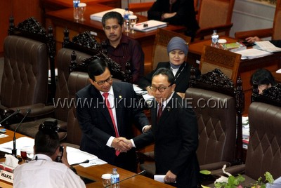 Menteri Kehutanan Zulkifli Hasan (kanan) dan Wakil Ketua DPR Pramono Anung (kiri) berjabat tangan dalam sidang paripurna DPR. Foto: SGP