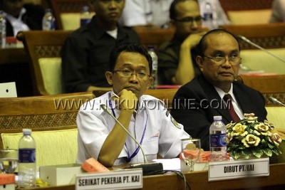 Direktur Personalia Umum PT KAI Kuncoro (kiri) saat rapat dengar pendapat dengan DPR, Selasa (9/7). Foto: Sgp