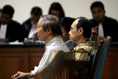 Djoko Waskito (baju batik), mertua dari terdakwa Djoko Susilo, saat menjadi saksi di Pengadilan Tipikor Jakarta. Foto: SGP  