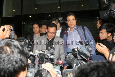 Sejumlah pengacara mengaku sebagai penasihat hukum MCB mendatangi KPK. Foto: SGP