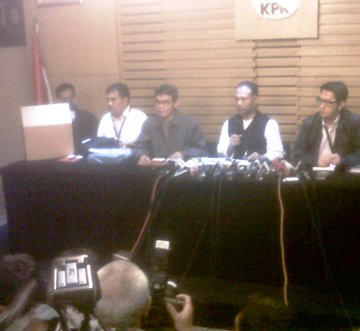 Wakil Ketua KPK Bambang Widjojanto (kedua dari kanan) saat jumpa pers terkait penangkapan Kepala SKK Migas. Foto: FAT