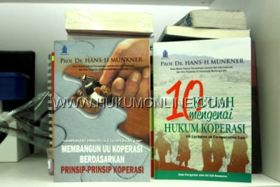 Dua buku tentang koperasi karya Prof Dr Hans-H Munker. Foto: SGP