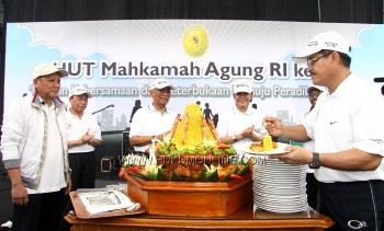 Ketua MA Hatta Ali memotong nasi tumpeng dalam acara perayaan HUT MA  ke-68. Foto: SGP