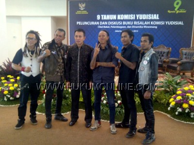 Ketua KY Suparman Marzuki berfoto dengan Band Marjinal. Foto: ALI