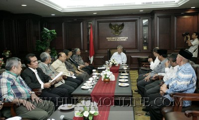 Ketua MK Akil Mochtar bertemu dengan para pemohon judicial review UU SDA. Foto: SGP