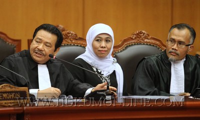 Cagub Jawa Timur Khofifah Indar Parawansa (jilbab) didampingi kuasa hukumnya, Otto Hasibuan (paling kiri). Foto: SGP