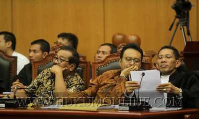 Pasangan Soekarwo-Saifullah Yusuf (keduanya berbaju batik) saat menjalani persidangan di MK. Foto: SGP