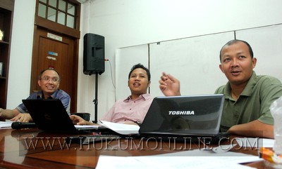 Asep Iwan Iriawan (paling kiri) saat jumpa pers bersama dua aktivis ICW. Foto: SGP