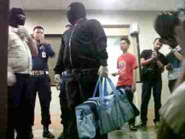 Petugas KPK membawa tas yang berisi uang suap Ketua MK. Foto: INU