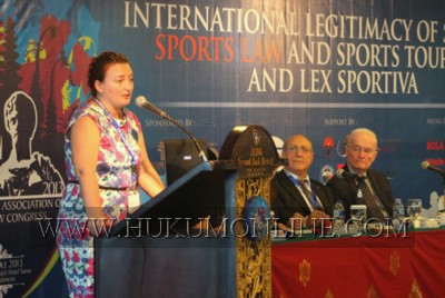 Sekjen IASL Olga Shevchenko saat menyampaikan materi dalam kongres di Bali. Foto: SGP