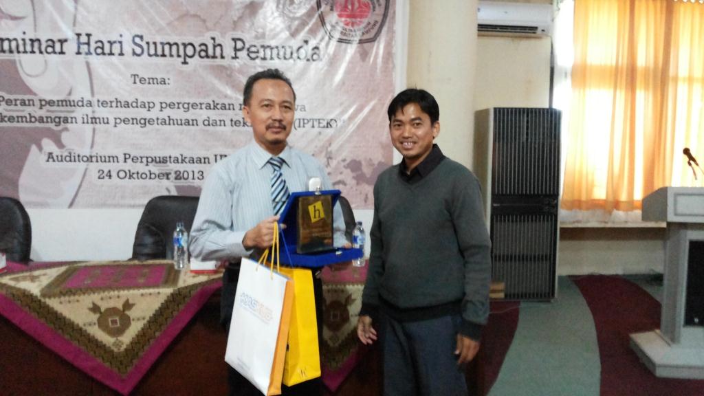 Dr Yuswanto SH, MH (kiri) saat menerima Melek Hukum Award dari Pemred Hukumonline Abdul Razak Asri. Foto: Hukumpedia