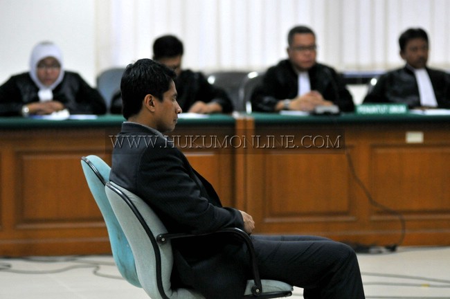 Advokat Mario Cornelio Bernardo saat mendengarkan vonis hakim. Foto: SGP