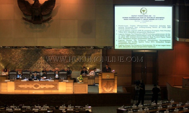 Sidang Paripurna DPR dengan agenda persetujuan Revisi UU No. 30 Tahun 2004 tentang Jabatan Notaris menjadi undang-undang. Foto: SGP