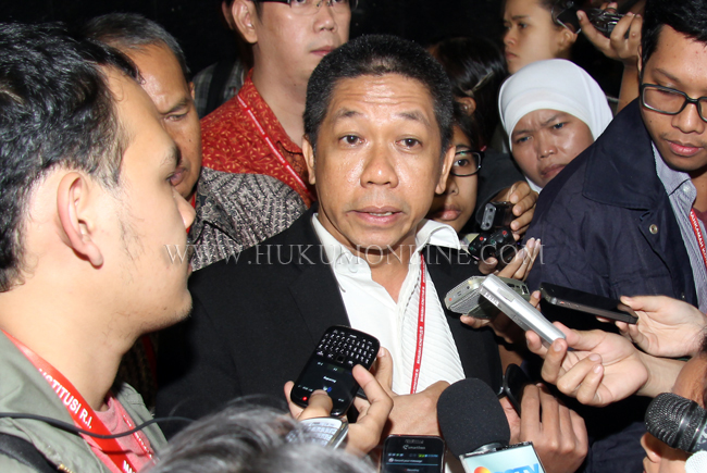 Effendi Gazali memberikan keterangan pers di Gedung MK seusai sidang putusan pengujian UU Pilpres, Jakarta, Kamis (23/01). Foto: RES