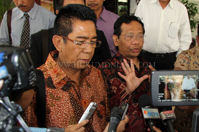Eks Ketua MK Mahfud MD (batik merah) didampingi pengacaranya Henry Yosodiningrat memberikan keterangan pers di Bareskrim Mabes Polri Jakarta, Kamis (24/01). Foto: RES