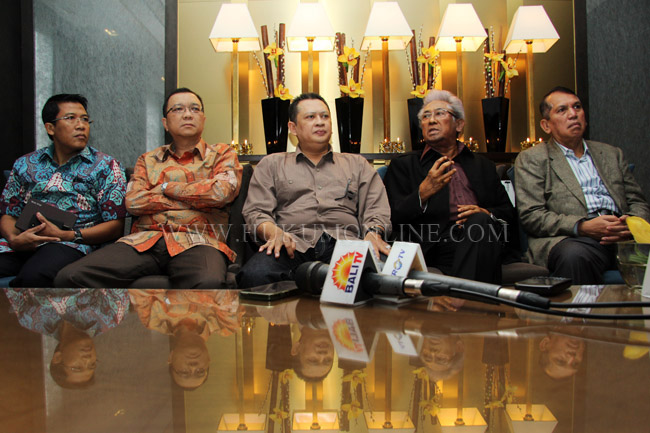 Beberapa penggagas Pansus Century, memberikan keterangan pers bersama advokat senior Adnan Buyung Nasution (tengah) di Jakarta, Jumat (24/01). Foto: RES