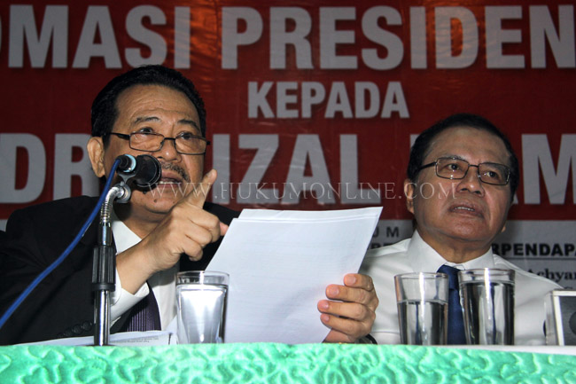 Pengacara Rizal Ramli, Otto Hasibuan (kiri) memberikan keterangan pers merespon somasi pengacara SBY, Jakarta, (27/01). Foto: RES 