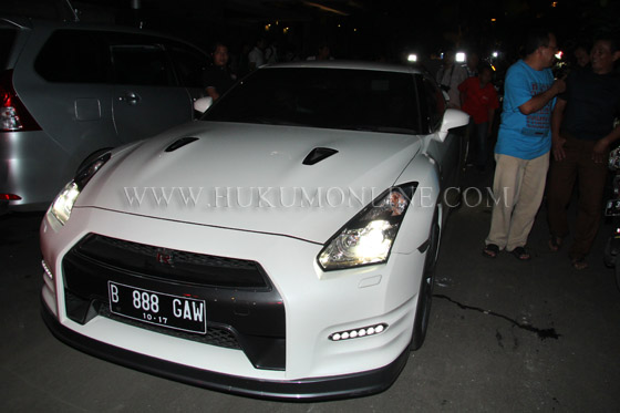 Salah satu jenis mobil mewah yang disita oleh KPK Nissan GTR warna putih B 888 GAW milik Tubagus Chaeri Wardana alias Wawan di rumahnya di jalan Denpasar IV, Jakarta (27/01). Foto: RES 