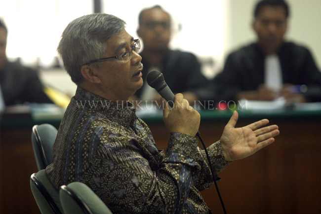 Mantan Ketua MK Akil Mochtar memberikan kesaksian dalam sidang lanjutan dengan terdakwa Anggota DPR Fraksi Partai Golkar Chairun Nisa, Jakarta (30/01). Foto: RES