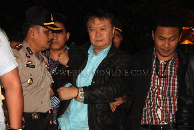 Anggoro Widjojo (kemeja biru, jaket hitam) saat tiba di Gedung KPK dengan pengawalan ketat aparat Kepolisian, Jakarta (30/01). Foto: RES