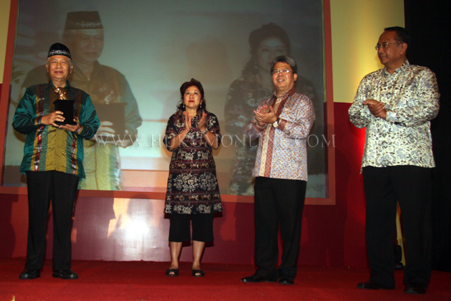 Prof Dawam Rahardjo (kiri) saat menerima Yap Thiam Hien Award, Jakarta (30/01). Foto: RES