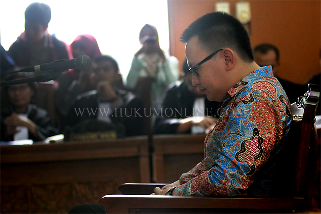 Benny Handoko pemilik akun twitter @Benhan tertunduk saat mendengarkan putusan yang dibacakan oleh Majelis Hakim, Jakarta (5/02). Foto: RES 