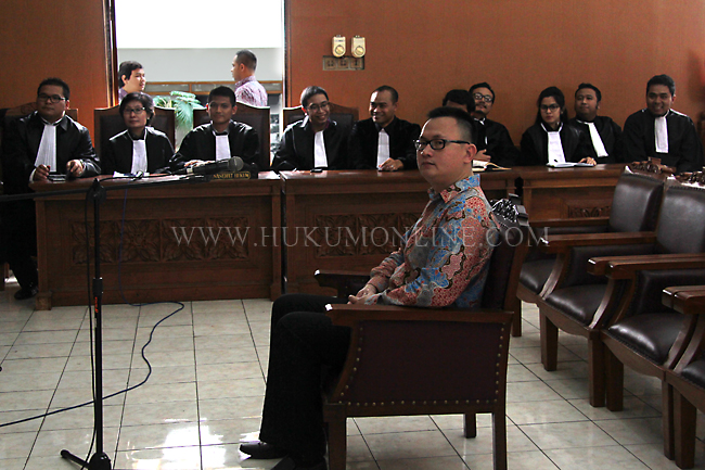 Benny Handoko (baju batik) beserta tim pengacara dengan seksama menyimak pembacaan putusan oleh majelis hakim (5/02). Foto: RES