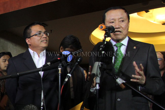 Menkumham Amir Syamsuddin (kanan) didampingi wakilnya, Denny Indrayana (kiri) saat konferensi pers terkait kebijakan pembebasan bersyarat terpidana, Jakarta (7/2). Foto: RES