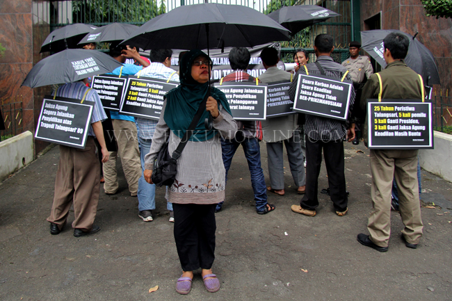 Sejumlah korban kasus Talangsari Lampung 1989 berunjuk rasa di depan Kejagung, Jakarta, Jum'at (7/02). Mereka menuntut Kejagung untuk segera melakukan penyelesaian kasus pelanggaran HAM yang telah terjadi 25 tahun lalu dan menghilangkan 426 nyawa tersebut.