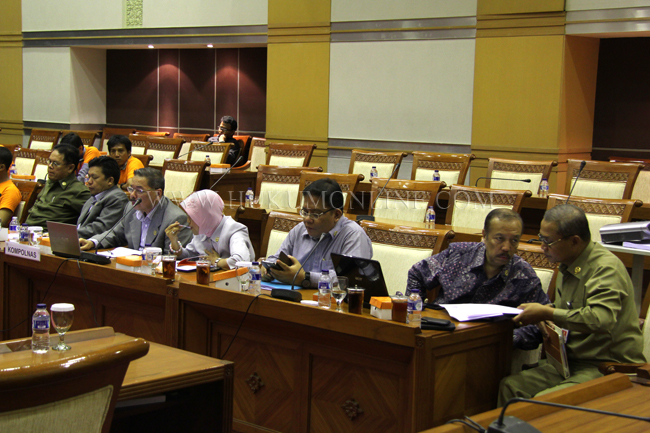 Jajaran Komisioner Kompolnas saat RDPU dengan Komisi III DPR, Selasa (11/02). Foto: RES