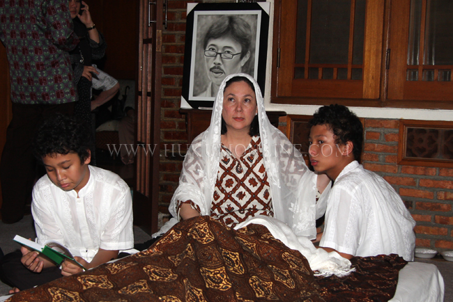 Ratih Hardjono dan kedua anaknya di depan jenazah, Fajrul Falaakh. Foto: RES   
