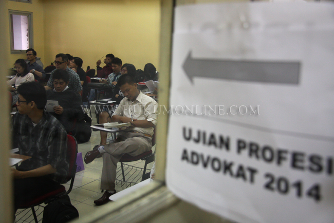 Suasana ujian advokat 2014 di Universitas Tarumanegara. Foto: RES
