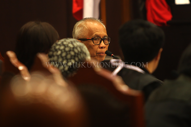 OC Kaligis, pemohon pengujian UU Advokat saat bersidang di MK, Jakarta (18/02). Foto: RES
