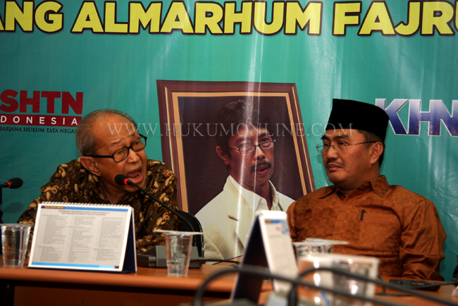 Ketua KHN JE Sahetapy (kiri) dan mantan Ketua MK Jimly Asshiddiqie (kanan) dalam acara Tahlilan Kenegaraan mengenang wafatnya almarhum Fajrul Falaakh, Jakarta (18/02). Foto: RES