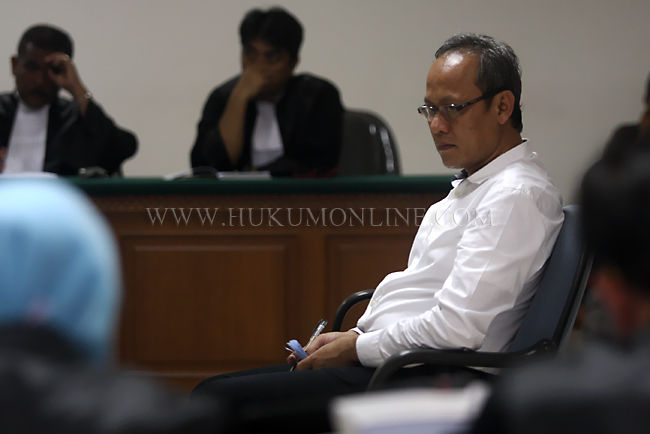 Deddy Kusdinar menyimak pembacaan tuntutan oleh tim JPU pada persidangan di Pengadilan Tipikor, Jakarta (18/02). Foto: RES

