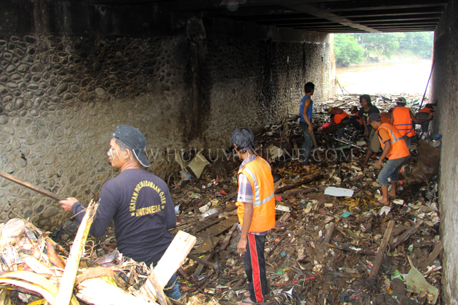 Tumpukan sampah di pintu air Manggarai, Jakarta Selatan. Foto: RES