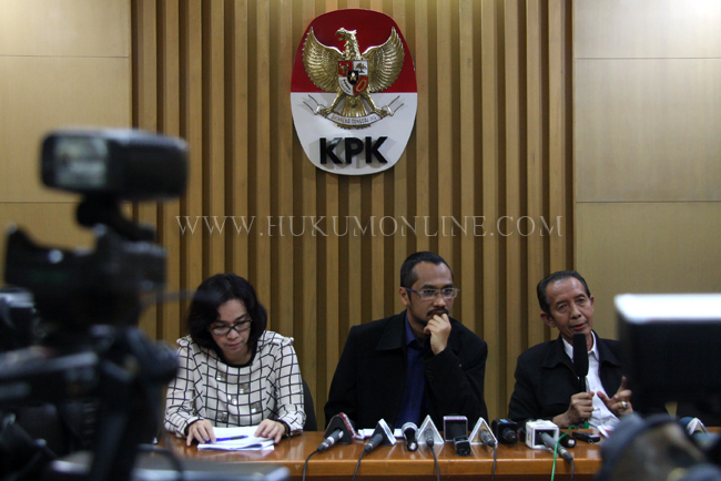 Ketua KPK Abraham Samad (tengah) saat konferensi pers terkait surat KPK tentang penundaan RKUHAP, Rabu (19/2). Foto: RES