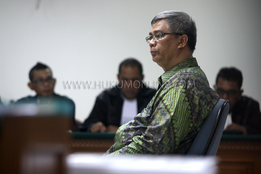 Terdakwa suap pengurusan sengketa Pilkada yang juga Mantan Ketua Mahkamah Konstitusi Akil Mochtar menjalani sidang perdana di Pengadilan Tipikor, Jakarta (20/02). Foto: RES