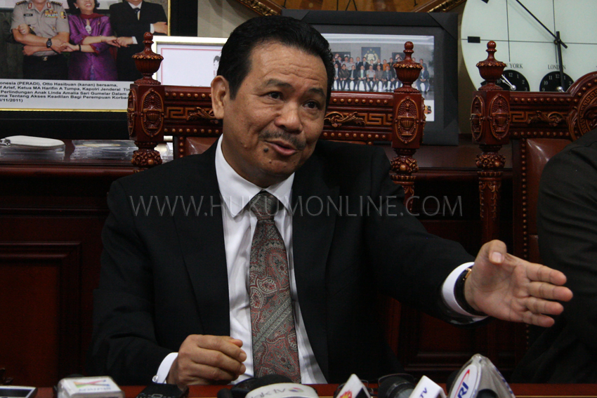 Otto Hasibuan memberikan keterangan pers terkait pengunduran dirinya sebagai kuasa hukum Akil Mochtar di kantornya, Jakarta (21/02). Foto: RES