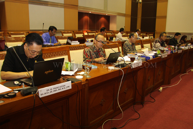Para Calon Hakim MK saat mengikuti ujian pembuatan makalah di Komisi III DPR beberapa waktu lalu. Foto: RES