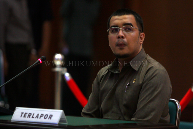 Hakim PN Ternate M Reza Latuconsina saat menjalani sidang Majelis Kehormatan Hakim di Gedung MA, Jakarta (25/02). Foto: RES 