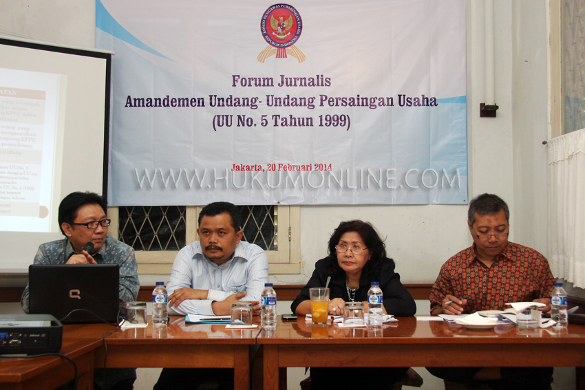 Dari kiri ke kanan: Nawir Messi (Ketua KPPU), A Muhajir (Anggota DPR Fraksi PAN), Ine S Ruky (Dosen FEUI), Chairul Muriman (Dosen STIK) dalam acara diskusi Amandemen UU Anti Monopoli, Jakarta (20/02). Foto: RES
