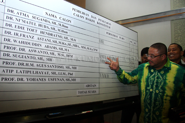 Suasana pemungutan suara untuk memilih hakim konstitusi di Komisi III DPR, Jakarta, Rabu (5/3). Foto: RES