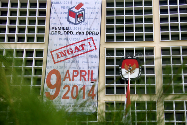 Baliho tentang jadwal pemungutan suara pemilu legislatif 2014 di Gedung KPU. Foto: RES