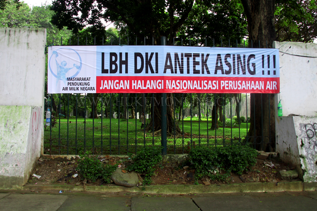 Salah satu spanduk yang menuduh LBH DKI antek asing di pagar taman Tugu Proklamasi Jakarta. FOTO: RES