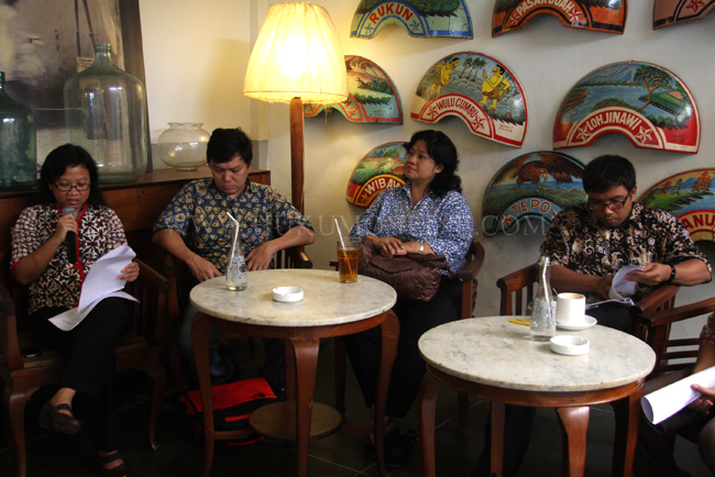 Dari kiri ke kanan: Fransisca Fitri (Koordinator KKB), Surya Tjandra (Direktur TURC), Poengky Indrarti (Direktur Imparsial), Supriyadi Widodo (kuasa hukum KKB) dalam acara diskusi terkait judicial review UU Ormas. Jakarta, Kamis (13/3). Foto: RES