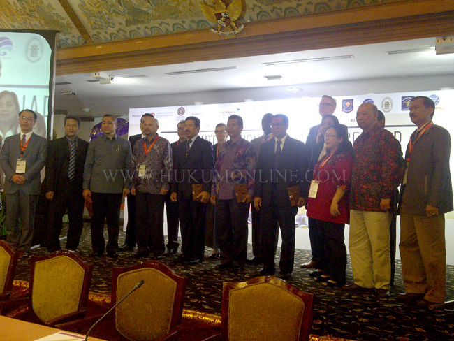 Pembicara dan Panitia Seminar Internasional Cyberlaw di Bali berpose bersama. Foto: HRS