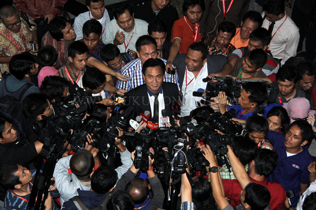 Yusril Ihza Mahendra dikerubungi wartawan usai persidangan di MK. Foto: RES